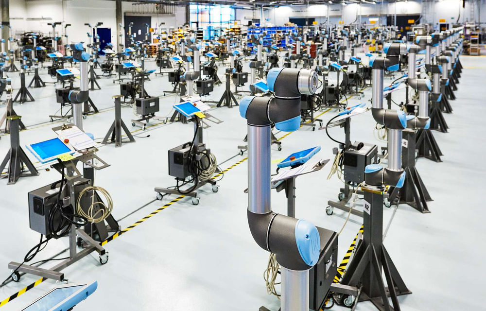 Ford introduce roboți colaborativi la uzina de la Craiova: aceștia preiau munca repetitivă de pe linia de asamblare a motoarelor - Poza 1
