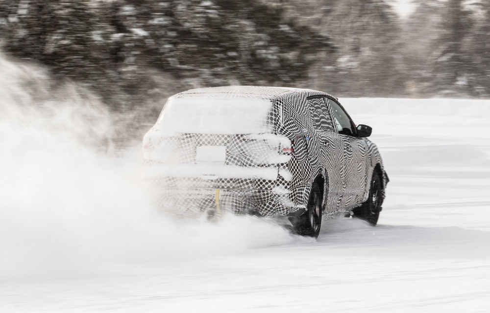 Primele imagini cu SUV-ul electric Ford: versiunea de pre-producție, testată sub camuflaj pe zăpadă înainte de prezentarea din noiembrie - Poza 1