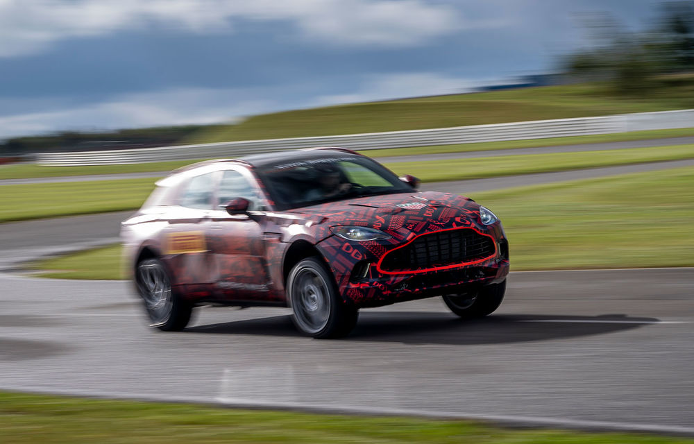 Informații despre viitorul Aston Martin DBX: SUV-ul debutează în decembrie și va avea motor V8 de 4.0 litri cu 550 CP - Poza 4