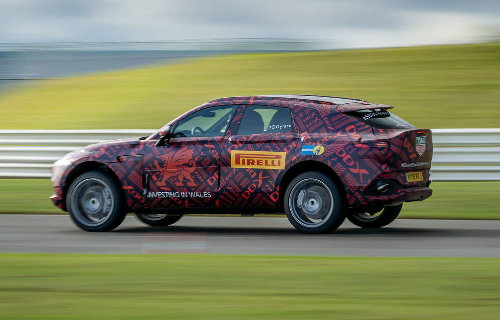 Informații despre viitorul Aston Martin DBX: SUV-ul debutează în decembrie și va avea motor V8 de 4.0 litri cu 550 CP - Poza 3