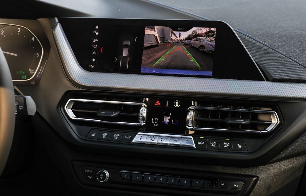 BMW a prezentat noul Seria 1 în România: interfață iDrive disponibilă în limba română și informații despre trafic în timp real. Preț de pornire de 27.600 de euro - Poza 51