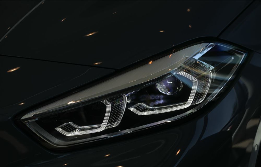 BMW a prezentat noul Seria 1 în România: interfață iDrive disponibilă în limba română și informații despre trafic în timp real. Preț de pornire de 27.600 de euro - Poza 12