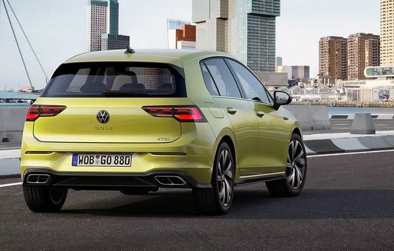Acesta este noul Volkswagen Golf: primele imagini cu modelul compact, &quot;scăpate&quot; pe internet înainte de prezentarea oficială - Poza 4