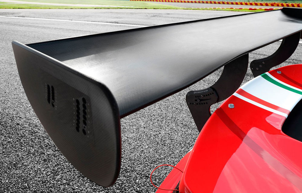 Faceți cunoștință cu Ferrari 488 GT3 EVO: elemente aerodinamice noi, ampatament mai mare și pachet special pentru curse de anduranță de 24 de ore - Poza 8