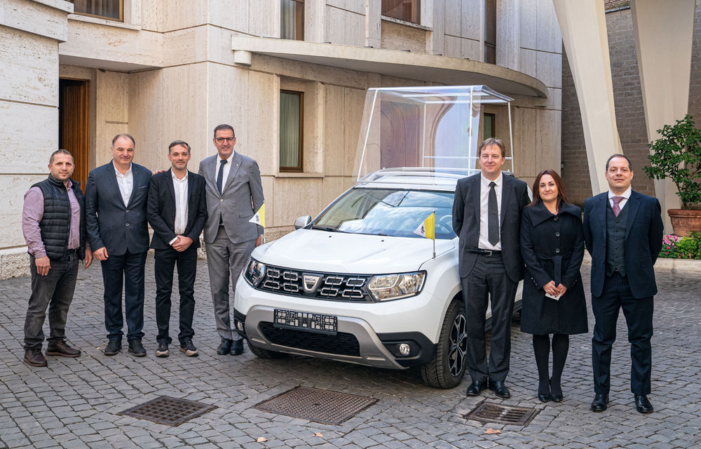 Papa Francis a primit cadou un Dacia Duster: SUV-ul a fost adaptat la nevoile de mobilitate ale Suveranului Pontif - Poza 2