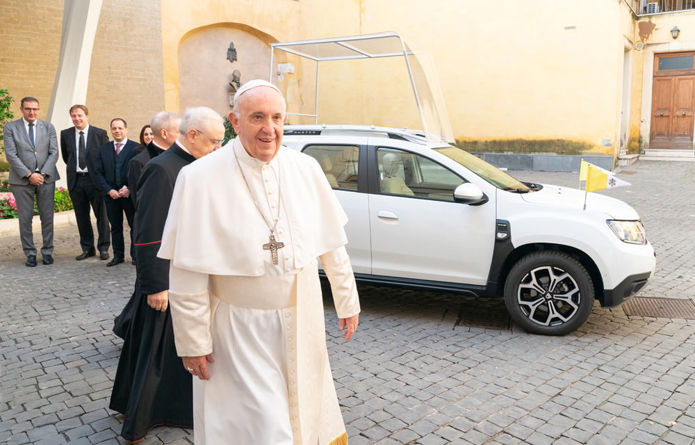 Papa Francis a primit cadou un Dacia Duster: SUV-ul a fost adaptat la nevoile de mobilitate ale Suveranului Pontif - Poza 1