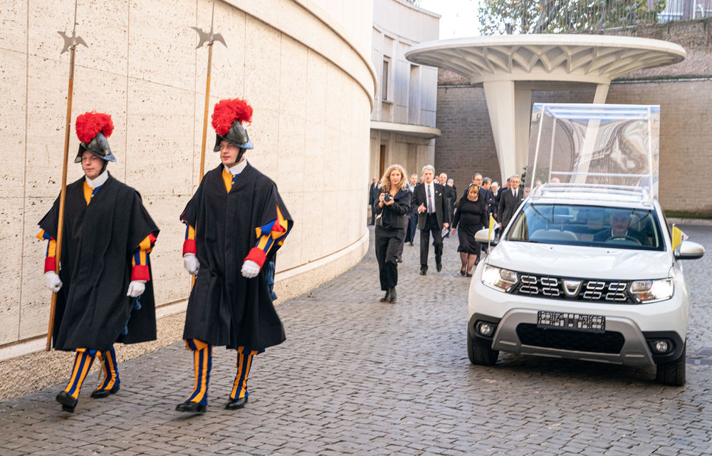 Papa Francis a primit cadou un Dacia Duster: SUV-ul a fost adaptat la nevoile de mobilitate ale Suveranului Pontif - Poza 3