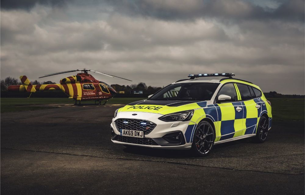 Pentru urmăriri în off-road: pick-up-ul sport Ford Ranger Raptor intră în flota poliției din Marea Britanie - Poza 13
