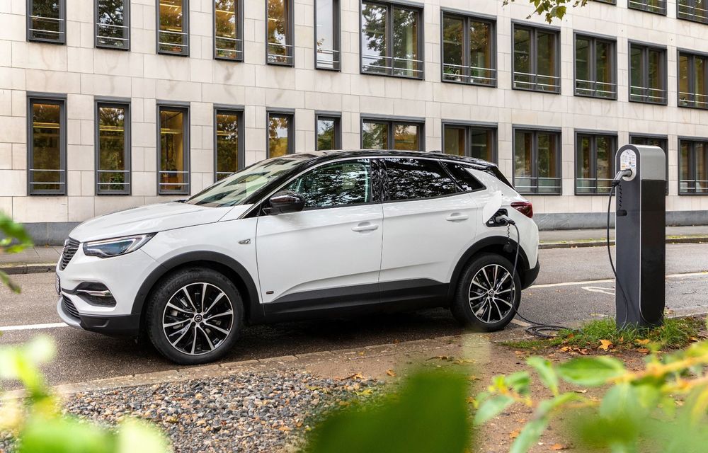 Opel introduce o nouă versiune plug-in hybrid în gama Grandland X: SUV-ul dezvoltă 224 CP și promite o autonomie electrică de până la 57 de kilometri - Poza 5