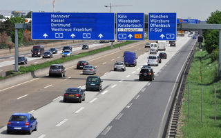Va fi impusă o limită de viteză pe autostrăzile germane? Discuțiile continuă între politicieni, asiguratori și polițiști
