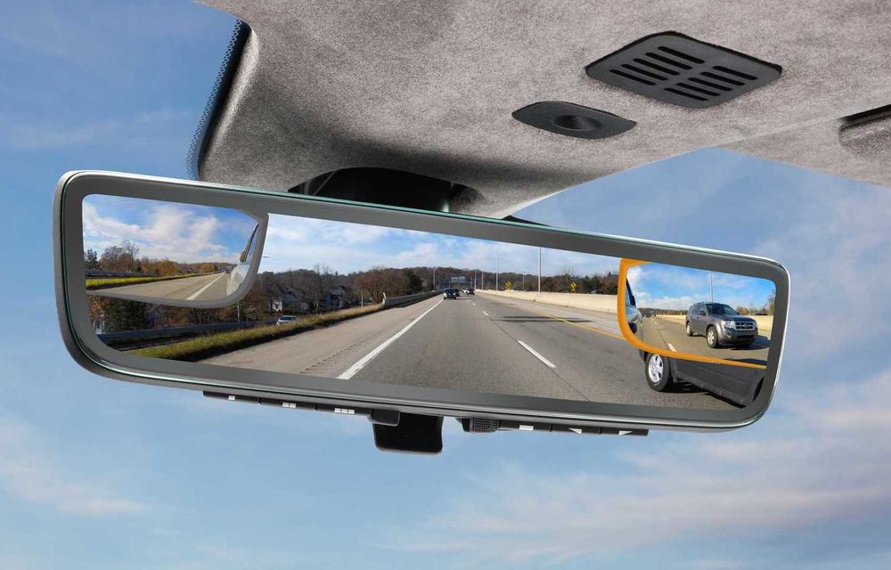 Aston Martin prezintă o oglindă retrovizoare hibridă: poate fi oglindă clasică sau ecran pentru camerele retrovizoare - Poza 1
