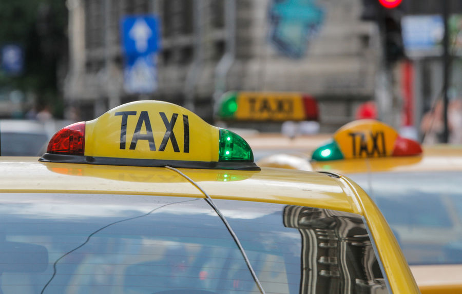 Proiect nou pentru circulația taxi-urilor în București: mașinile vor ...