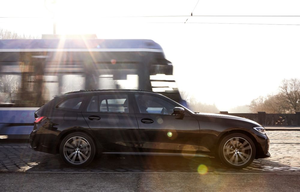 BMW lansează o versiune plug-in hybrid pentru Seria 3 Touring: putere totală de până la 292 de cai și autonomie electrică de 65 de kilometri - Poza 2
