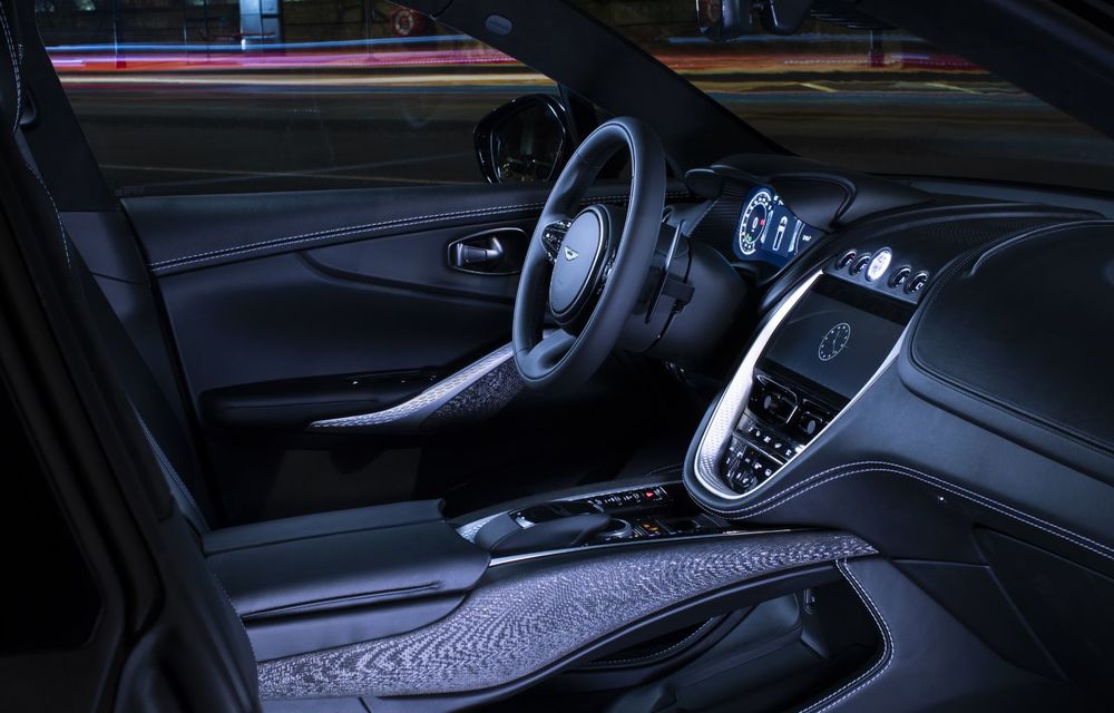 Divizia Q a pregătit accesorii speciale pentru Aston Martin DBX: SUV-ul poate fi comandat cu o consolă centrală fabricată din 280 de straturi din fibră de carbon - Poza 9