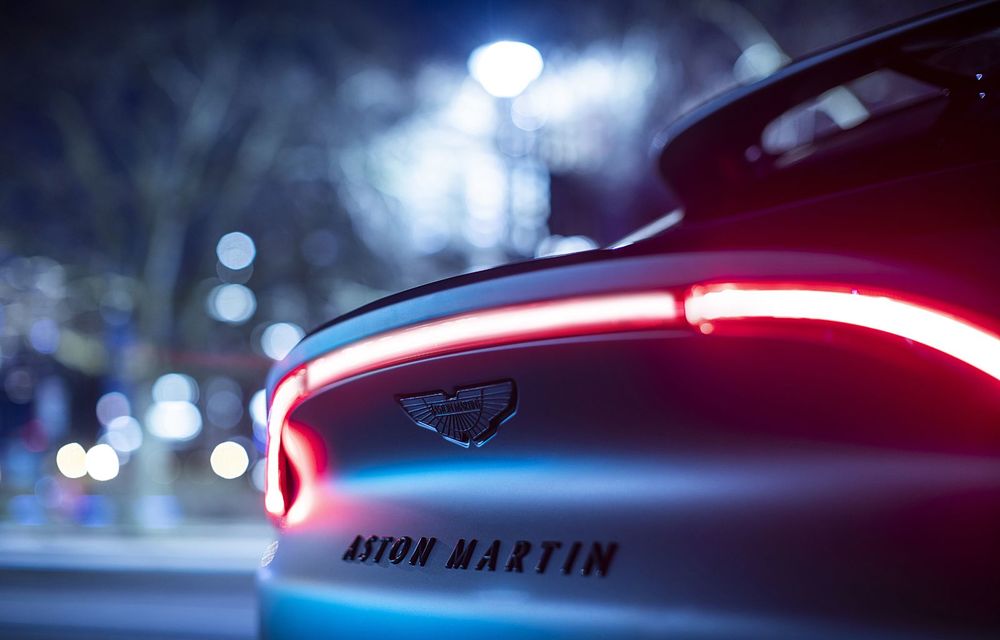 Divizia Q a pregătit accesorii speciale pentru Aston Martin DBX: SUV-ul poate fi comandat cu o consolă centrală fabricată din 280 de straturi din fibră de carbon - Poza 8
