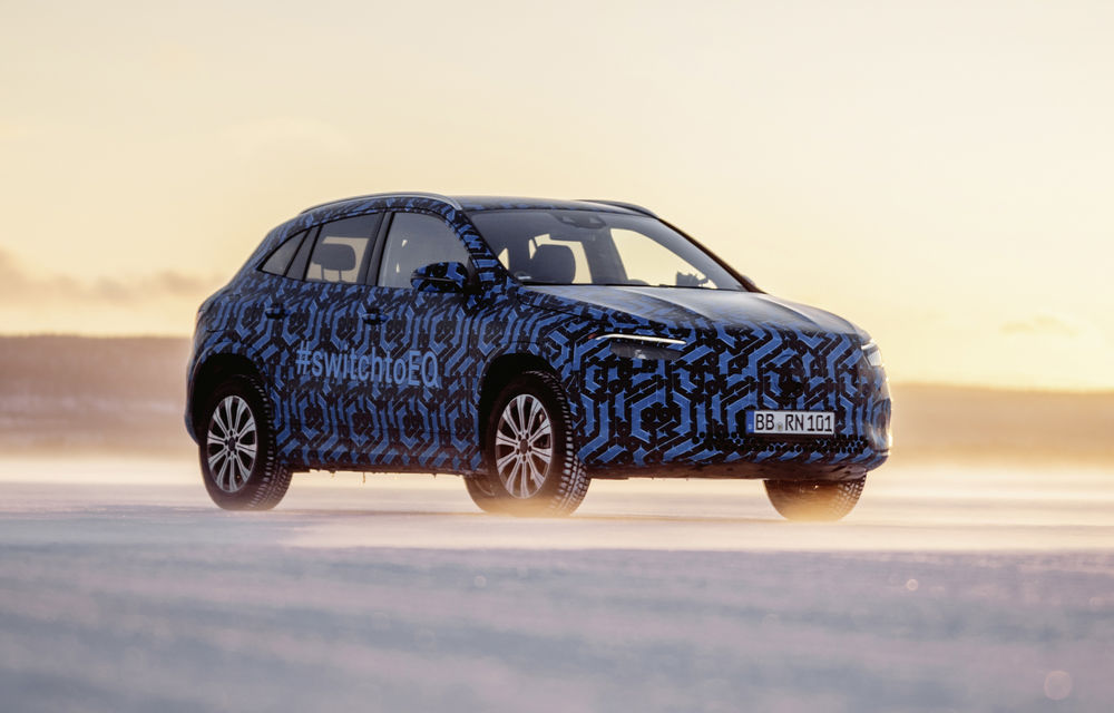 Mercedes-Benz a publicat imagini sub camuflaj cu EQA: SUV-ul electric va fi prezentat până la sfârșitul anului - Poza 1