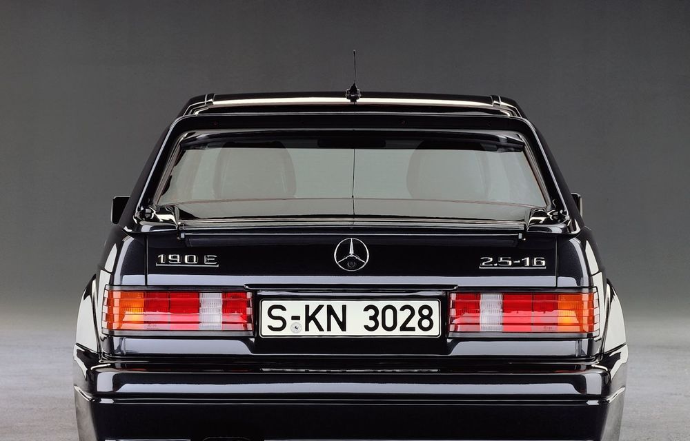 Aniversare în familia Mercedes-Benz: sedanul de performanță 190 E 2.5-16 Evolution II împlinește 30 de ani la debut - Poza 4