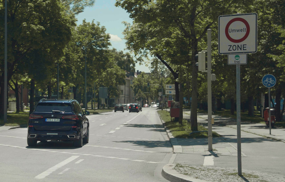 BMW introduce serviciul eDrive Zones: mașinile plug-in hybrid intră automat pe modul de condus electric în anumite zone urbane predefinite - Poza 2