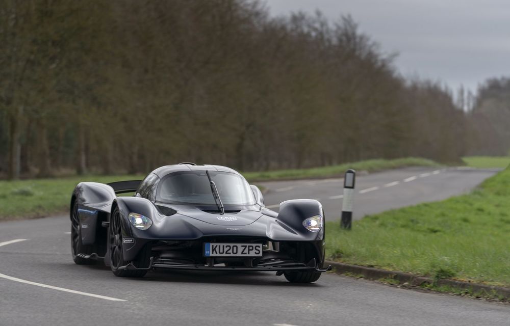Primele teste pe drumurile publice pentru Aston Martin Valkyrie: livrările hypercar-ului hibrid cu 1.176 CP vor debuta în a doua jumătate a anului - Poza 5