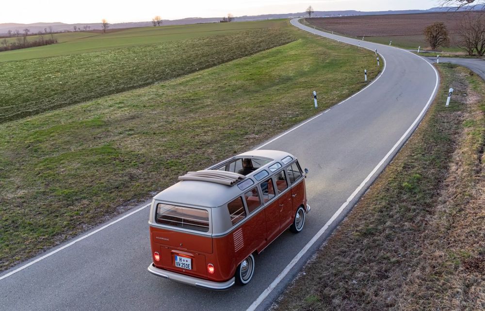 Volkswagen T1 Samba Bus, transformat în vehicul electric: 83 de cai putere și autonomie de peste 200 de kilometri pentru noul e-Bulli - Poza 4