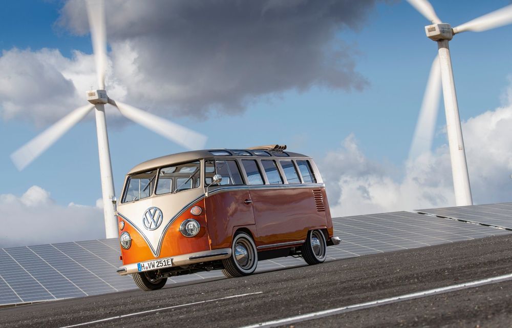 Volkswagen T1 Samba Bus, transformat în vehicul electric: 83 de cai putere și autonomie de peste 200 de kilometri pentru noul e-Bulli - Poza 3