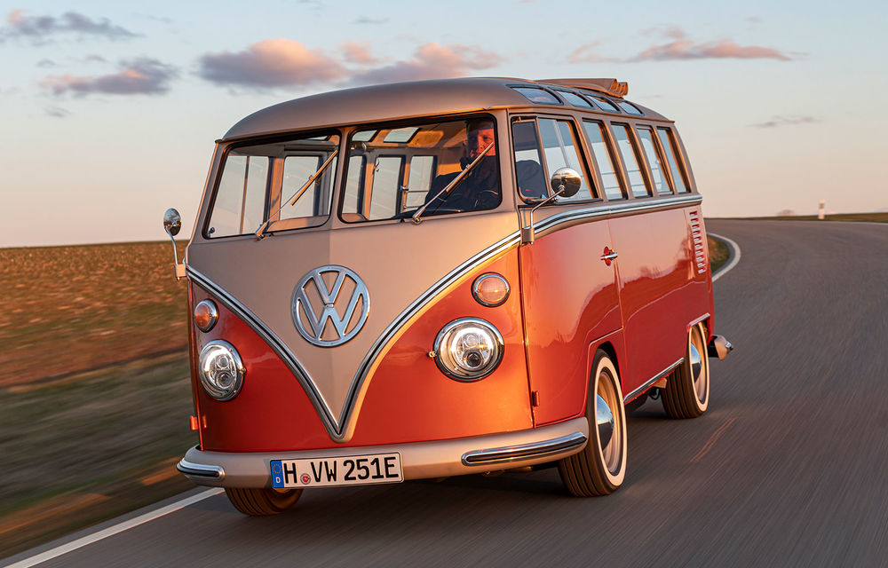 Volkswagen T1 Samba Bus, transformat în vehicul electric: 83 de cai putere și autonomie de peste 200 de kilometri pentru noul e-Bulli - Poza 1