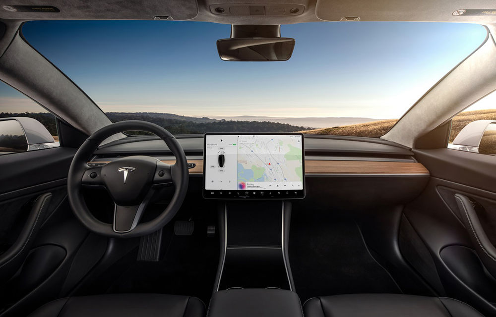 Tesla pregătește lansarea unui nou update pentru sistemul Autopilot: mașina va opri singură la culoarea roșie a semaforului - Poza 1