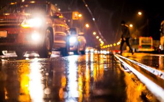 Studiu: 70% dintre șoferii români spun că se chinuie să vadă drumul atunci când conduc noaptea