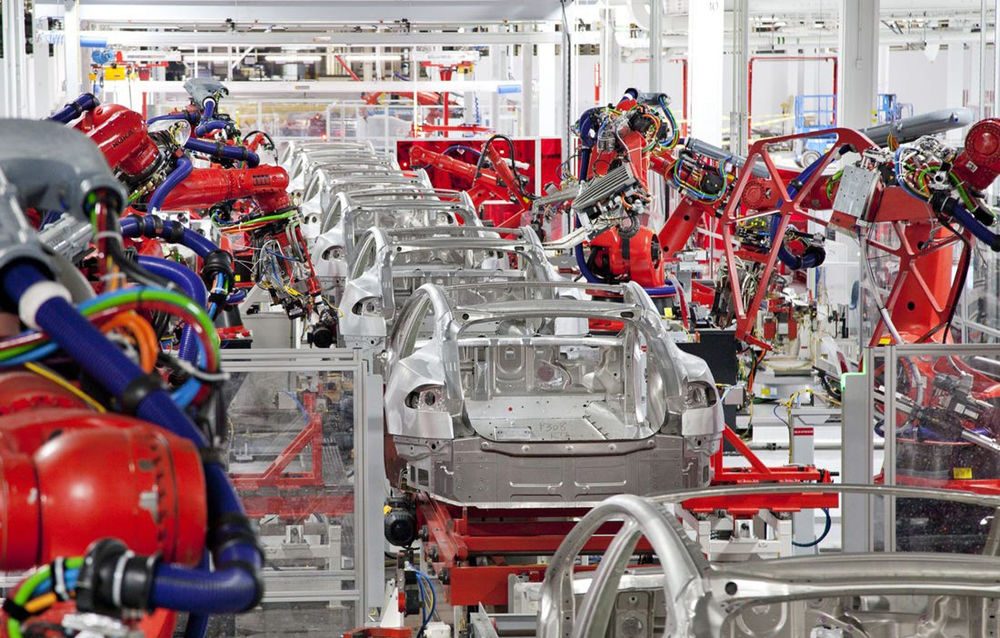 Tesla renunță la sute de angajați temporari în Statele Unite: decizia, luată după întreruperea producției de mașini electrice - Poza 1