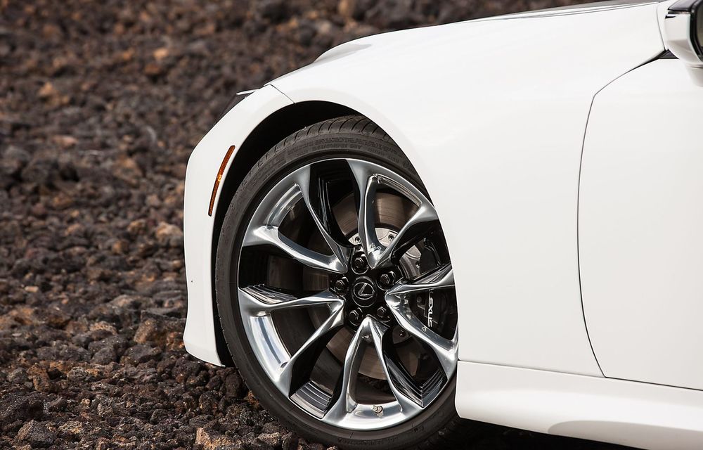 Facelift fără schimbări estetice pentru Lexus LC: suspensii modificate, masă totală mai mică și conexiuni Apple CarPlay și Android Auto - Poza 26