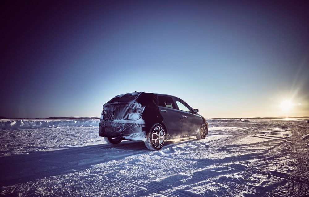 Video. Primele cadre oficiale cu viitorul Hyundai i20 N: Hot Hatch-ul camuflat a fost testat în zona de nord a Europei - Poza 3