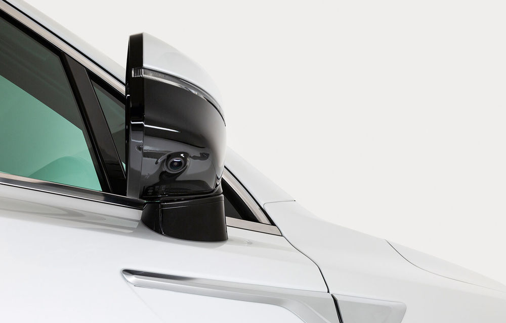 Kia introduce o versiune îmbunătățită a sistemului pentru monitorizarea unghiului mort: mașinile din trafic sunt afișate pe instrumentarul digital de bord - Poza 2