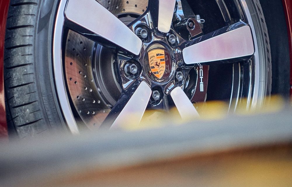 În numele istoriei: Porsche 911 Targa Heritage Design Edition se adresează colecționarilor și celor care apreciază tradiția mărcii germane - Poza 35