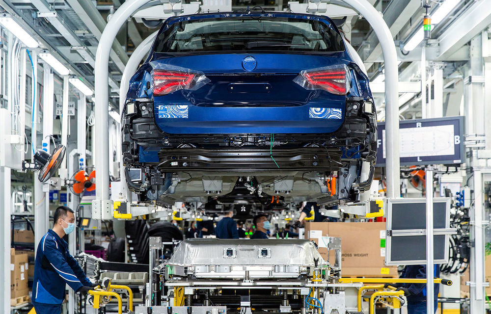 Imagini camuflate cu prototipurile viitorul BMW iX3 pe linia de asamblare: SUV-ul electric va fi prezentat în scurt timp - Poza 3