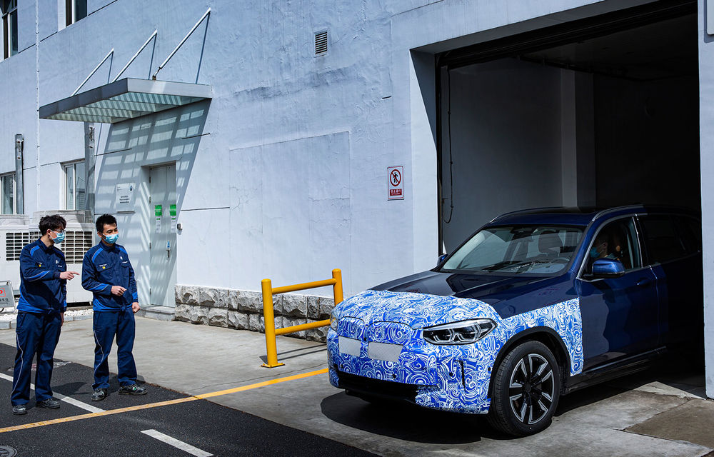 Imagini camuflate cu prototipurile viitorul BMW iX3 pe linia de asamblare: SUV-ul electric va fi prezentat în scurt timp - Poza 2