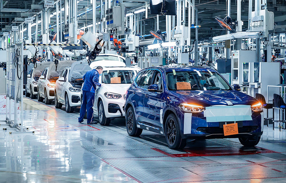 Imagini camuflate cu prototipurile viitorul BMW iX3 pe linia de asamblare: SUV-ul electric va fi prezentat în scurt timp - Poza 1