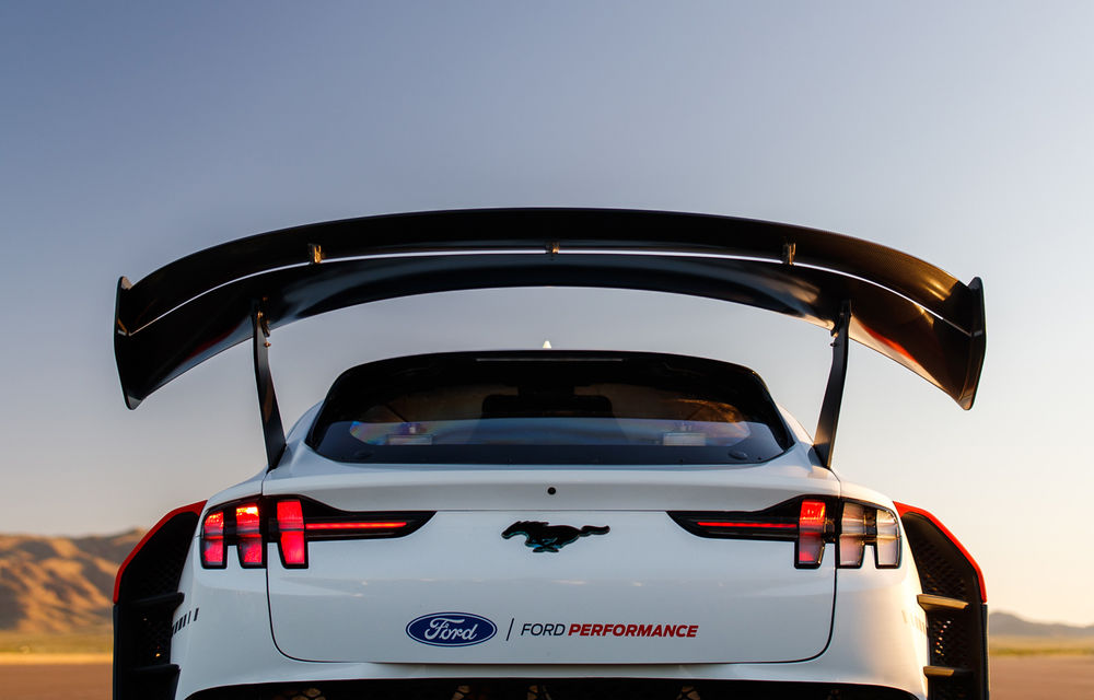 Ford prezintă Mustang Mach-E 1400: modelul are 7 motoare electrice, 1.400 de cai putere și este produs într-un singur exemplar - Poza 12