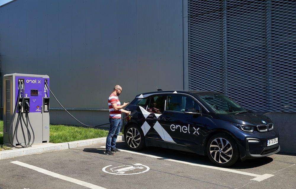 Rețeaua Enel X se extinde în România: 10 stații de încărcare rapidă pentru mașini electrice vor fi instalate în benzinării OMV și Petrom - Poza 2