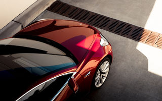 Tesla Model 3 ar putea primi numeroase îmbunătățiri: un nou volan, faruri și stopuri actualizate și izolare fonică mai bună