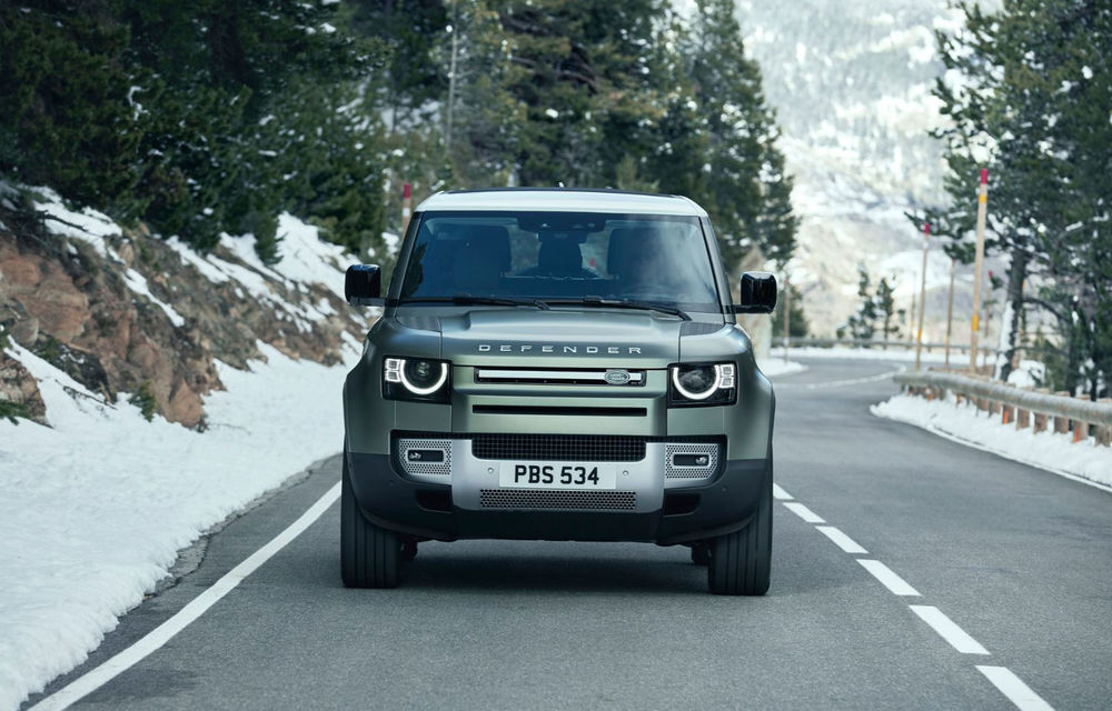 Land Rover pregătește un nou SUV: design inspirat de Defender și debut în 2022 - Poza 1