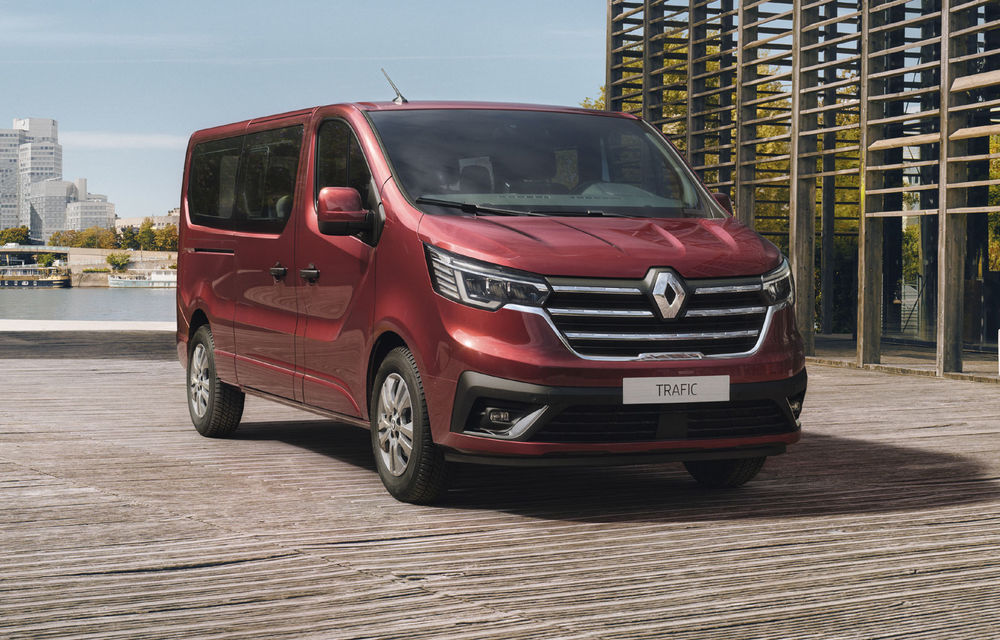 Primele imagini cu Renault Trafic facelift: noua gamă pentru transportul de pasageri primește modificări de design și motoare diesel de până la 170 CP - Poza 1