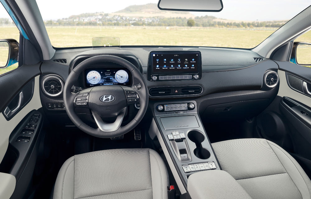 Hyundai Kona Electric primește un facelift: noutăți estetice, două ecrane de 10.25 inch la interior și sisteme de asistență îmbunătățite - Poza 4