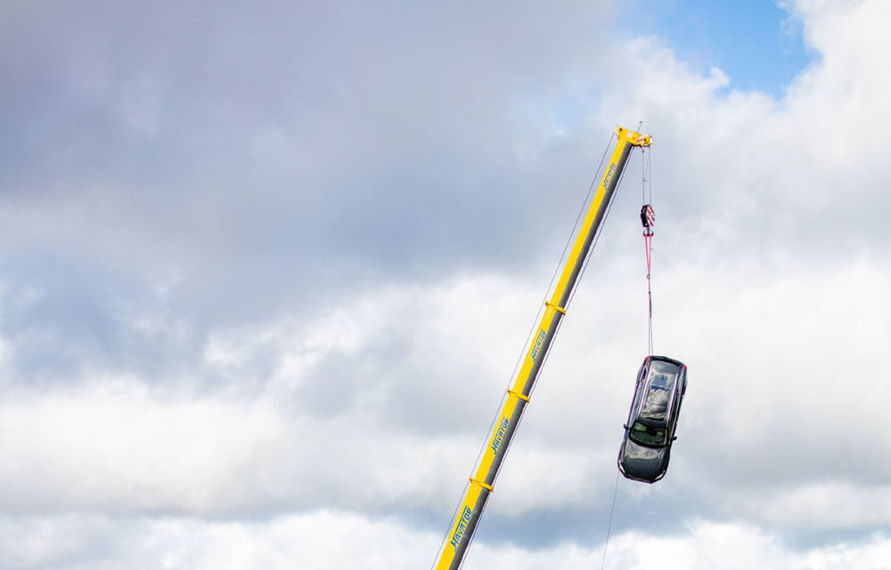 Cel mai dur test de siguranță: Volvo aruncă mașini de la 30 de metri înălțime pentru a ajuta serviciile de urgență să îmbunătățească metodele de extracție - Poza 3