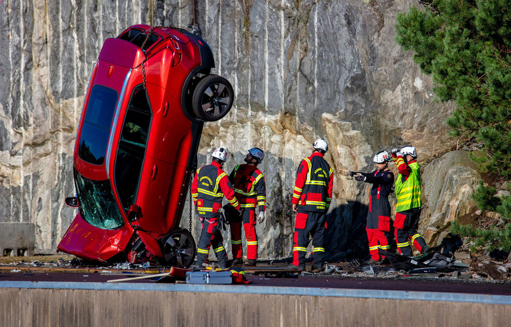 Cel mai dur test de siguranță: Volvo aruncă mașini de la 30 de metri înălțime pentru a ajuta serviciile de urgență să îmbunătățească metodele de extracție - Poza 1