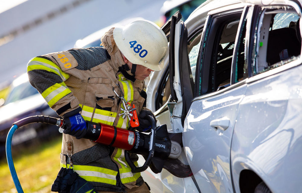 Cel mai dur test de siguranță: Volvo aruncă mașini de la 30 de metri înălțime pentru a ajuta serviciile de urgență să îmbunătățească metodele de extracție - Poza 10