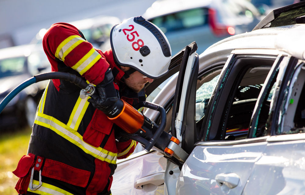 Cel mai dur test de siguranță: Volvo aruncă mașini de la 30 de metri înălțime pentru a ajuta serviciile de urgență să îmbunătățească metodele de extracție - Poza 9