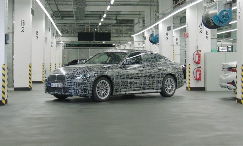 Imagini sub camuflaj cu prototipul lui BMW i4: modelul electric de 530 de cai putere va fi lansat în versiune de serie în 2021 - Poza 2