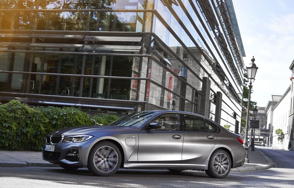 BMW își extinde gama de modele plug-in hybrid cu noile 320e și 520e - Poza 2