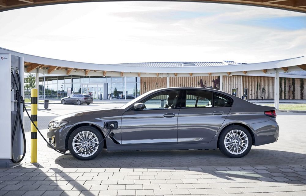 BMW își extinde gama de modele plug-in hybrid cu noile 320e și 520e - Poza 5