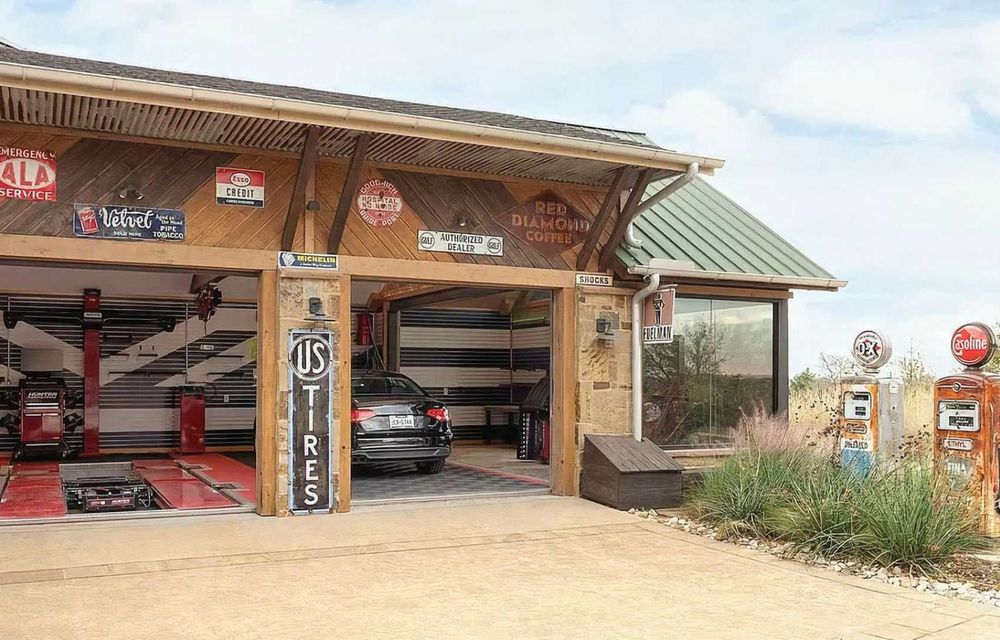 Casa perfectă pentru un împătimit auto: garaj pentru 10 mașini și un atelier de reparații - Poza 2